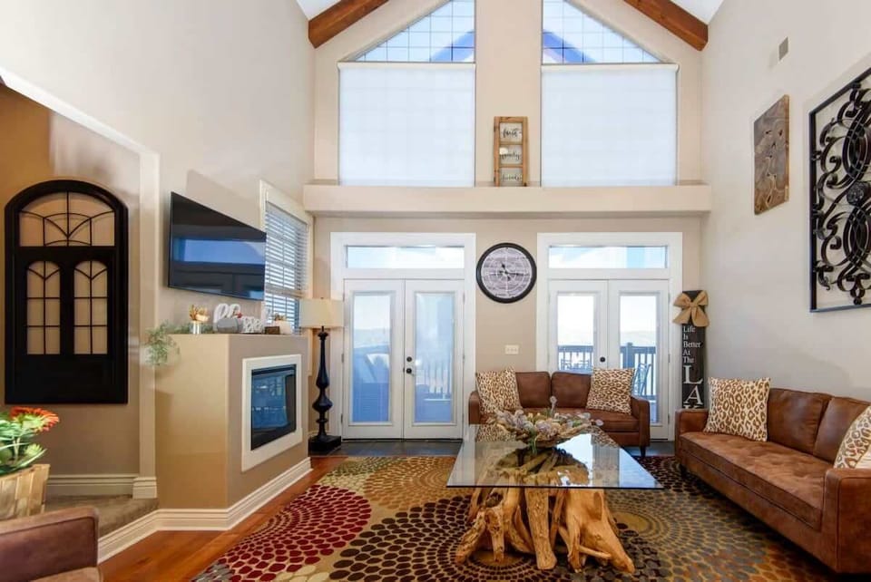 Natural light with Amazing view of Table Rock Lake