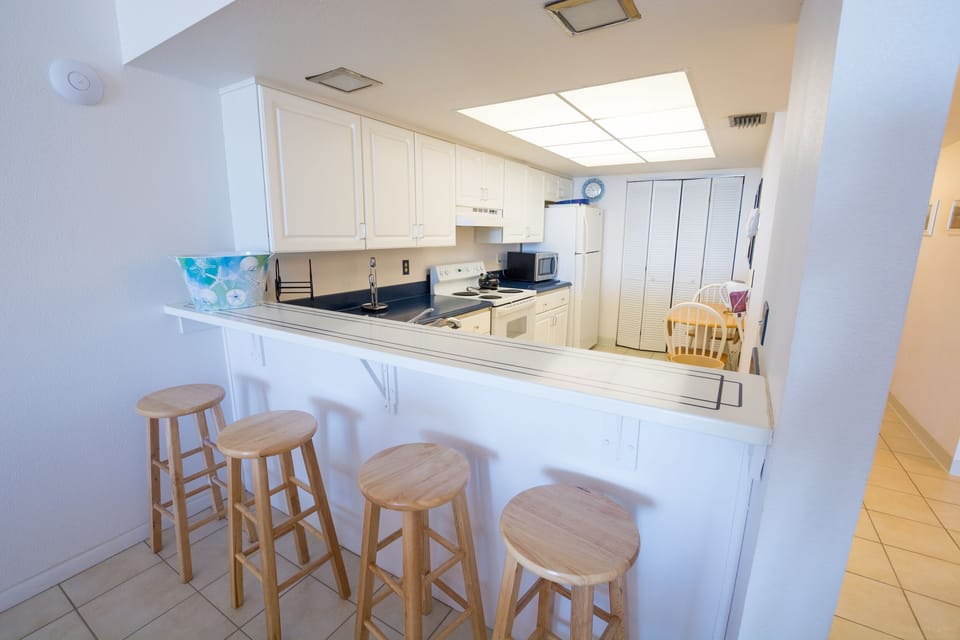 Breakfast bar/ Kitchen