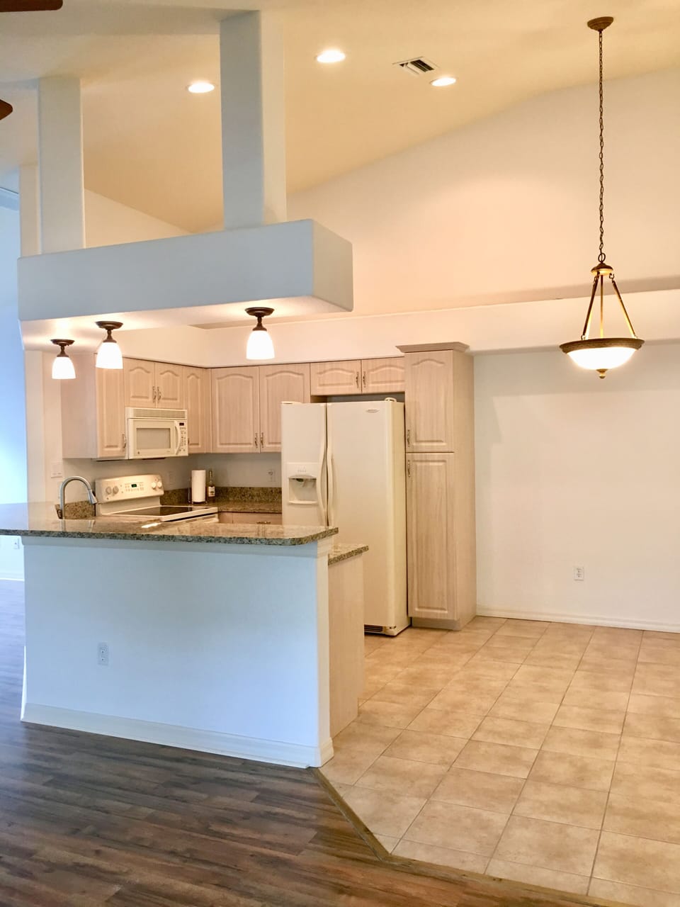 Kitchen: enough room to place a dining table&chairs and bar stools 