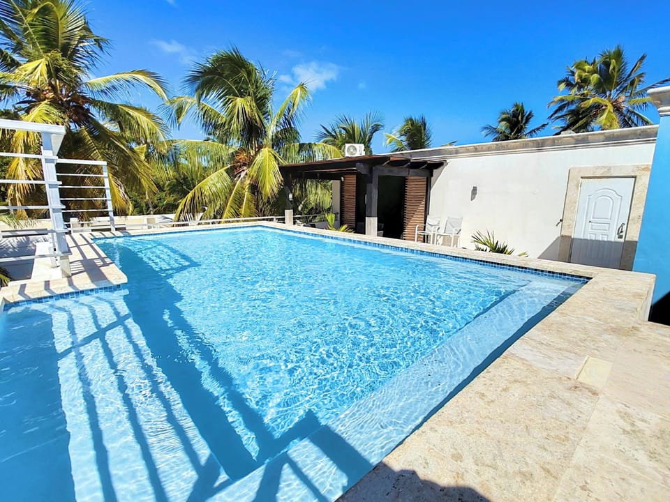 Exciting rooftop D4 with swim-up, sun beds, outdoor furnit, bbq, and half bath.