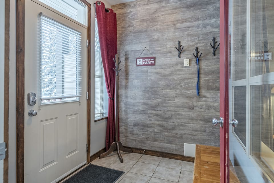 Large Entryway - Lots of Space for Gear 