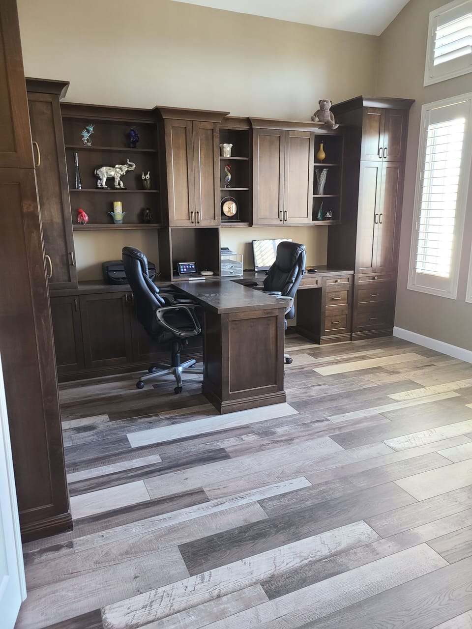2 office stations with printer