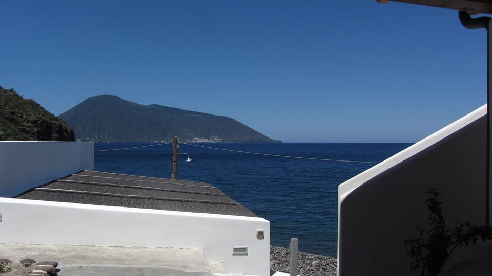 vista sul mare e verso Salina dal terrazzo del soggiorno /cucina