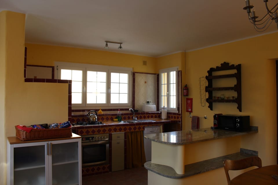 Kitchen with fridge/freezer, hob, oven, dishwasher, microwave & coffee machine