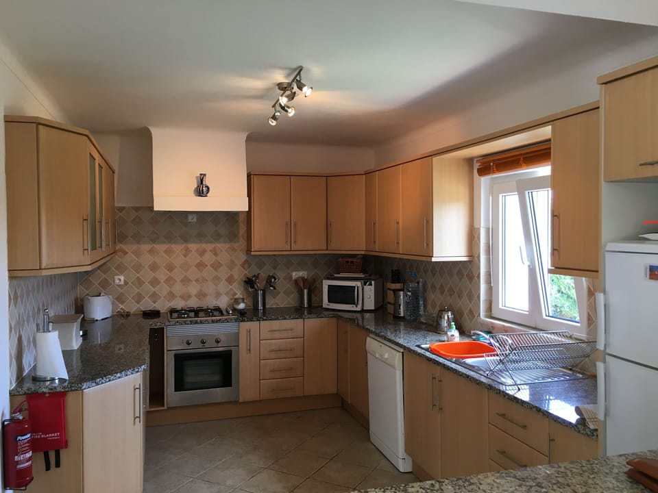 Kitchen with granite surfaces, AEG oven & Bosch dishwasher