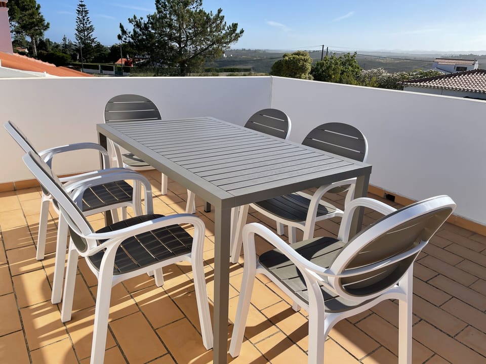 Lovely roof terrace with table and chairs for 6 people