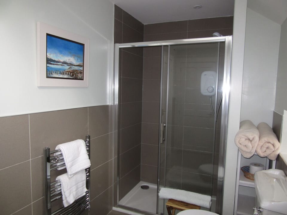 Upstairs bedroom ensuite shower room, Vorlich Cottage