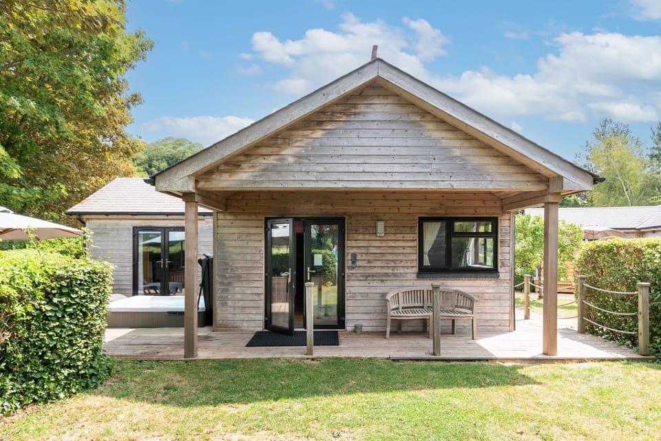 Meadow view lodge, Garden and hot tub