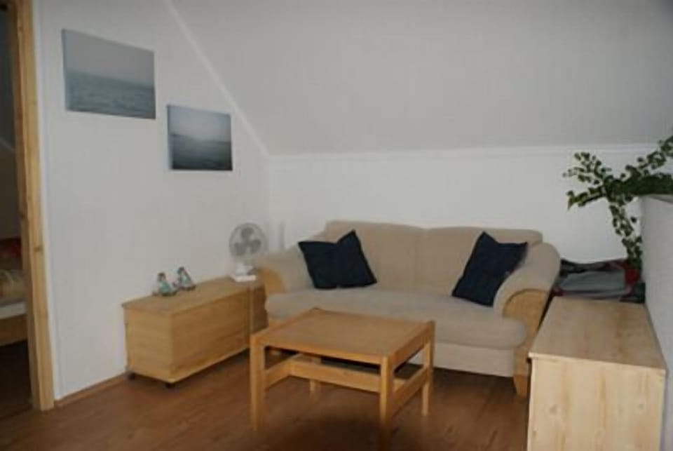 Living area. Picture 18