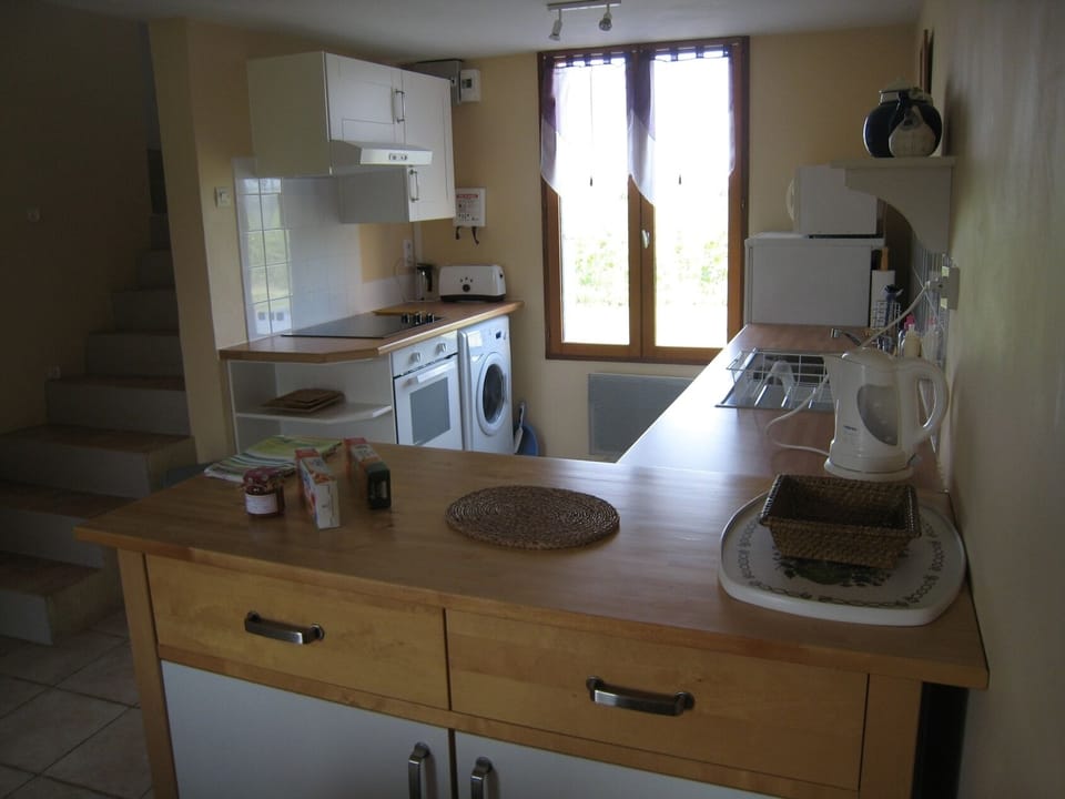 furnished full kitchen