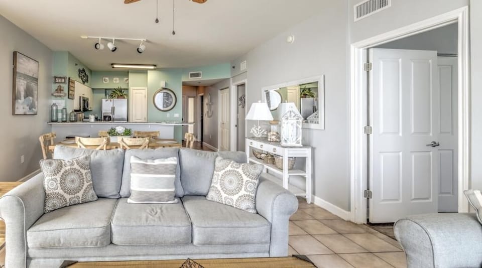 Amazing ocean views from this corner unit!