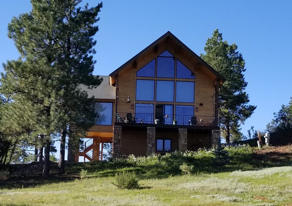 HIlltop cabin with awesome mountain views from spacious north-facing deck!