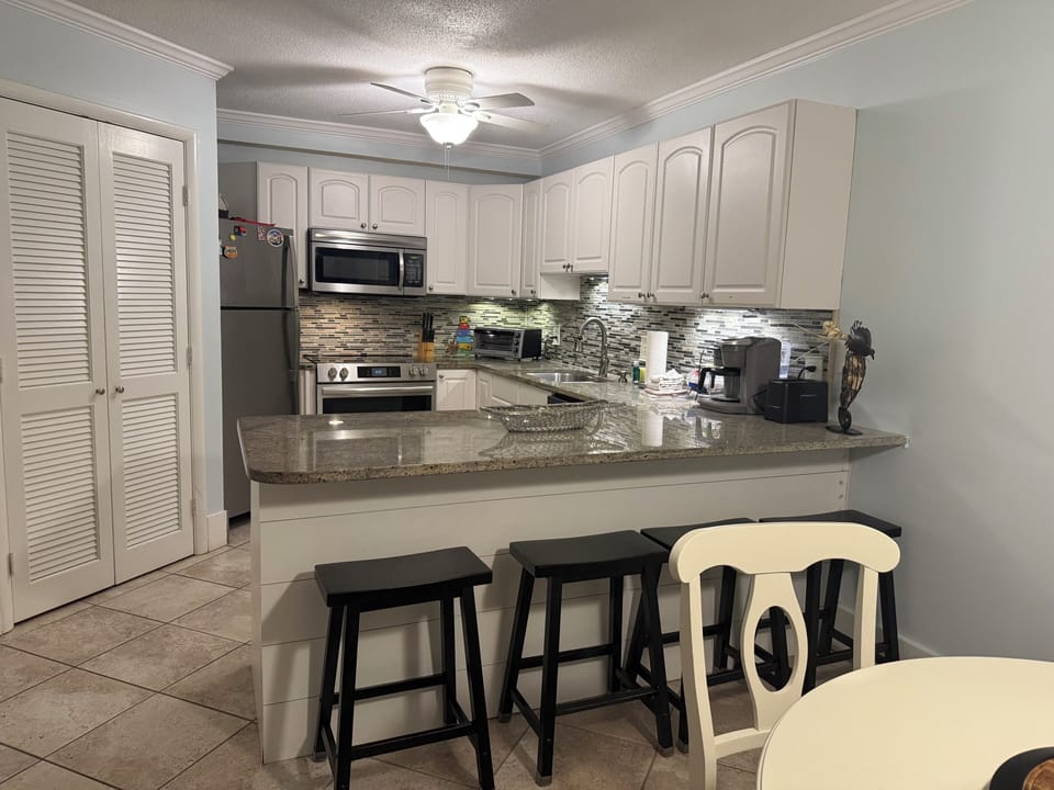 Full kitchen with island seating 