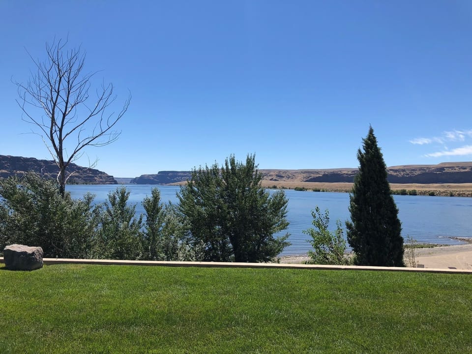 Enjoy your morning coffee with this beautiful Columbia River view