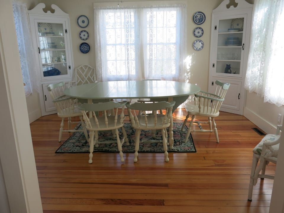 Dining Room accommodates 10 people