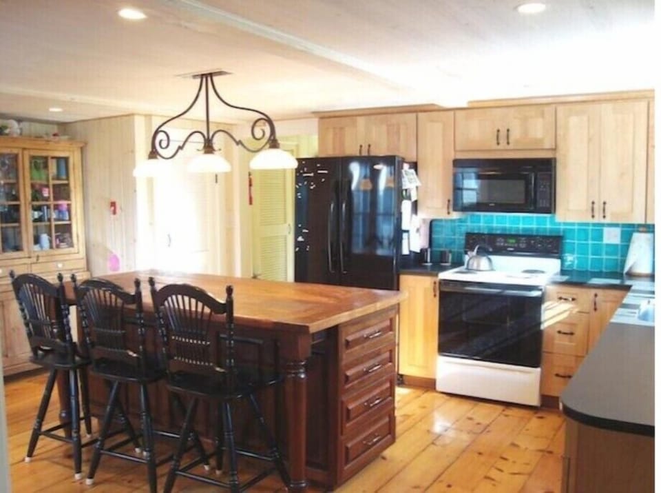 Custom, eat-in Kitchen