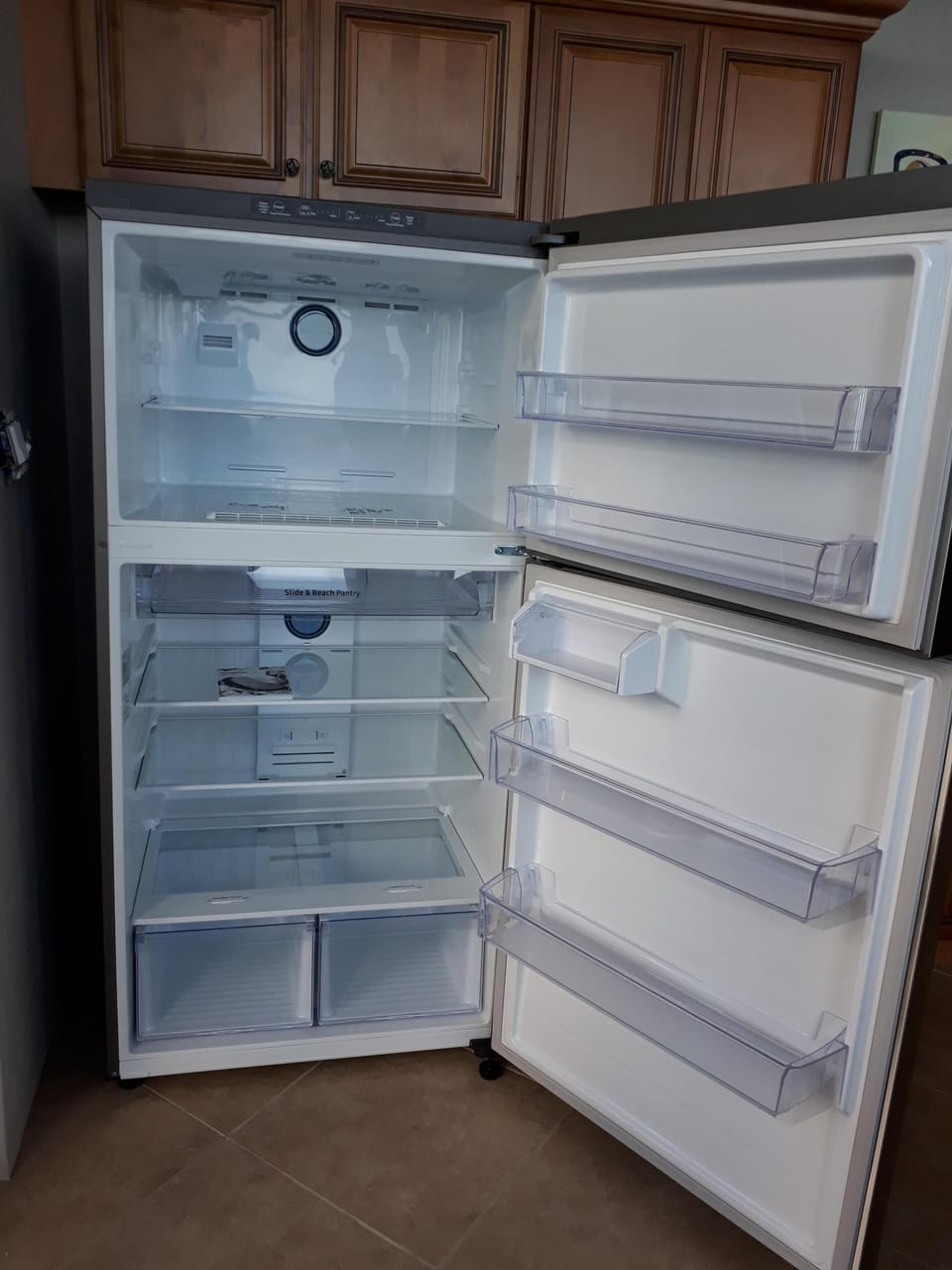 Fridge with upper freezer and lots of space.