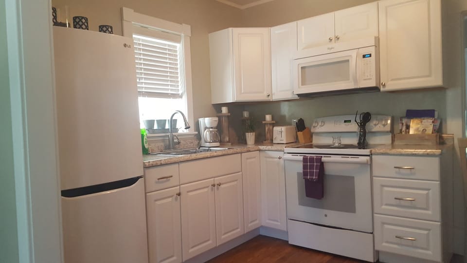Fully stocked kitchen - eat in kitchen- table for 3