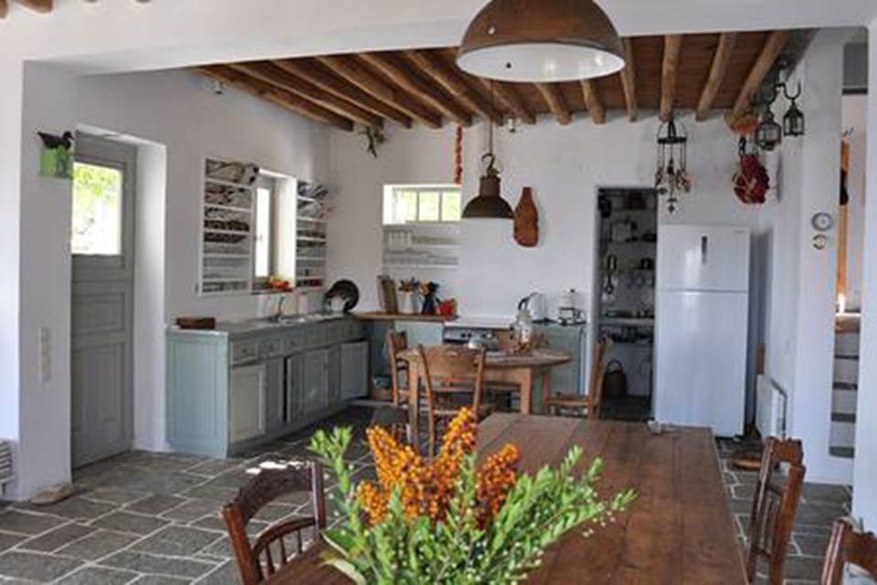 open plan kitchen-dining area