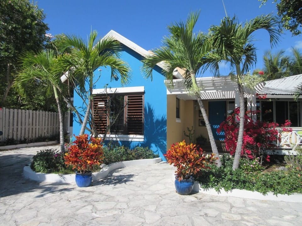 Front view of villa, large parking area.