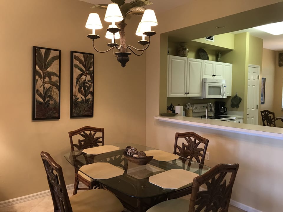 Dining for 4-6 (2 add chairs in kitchen dining)