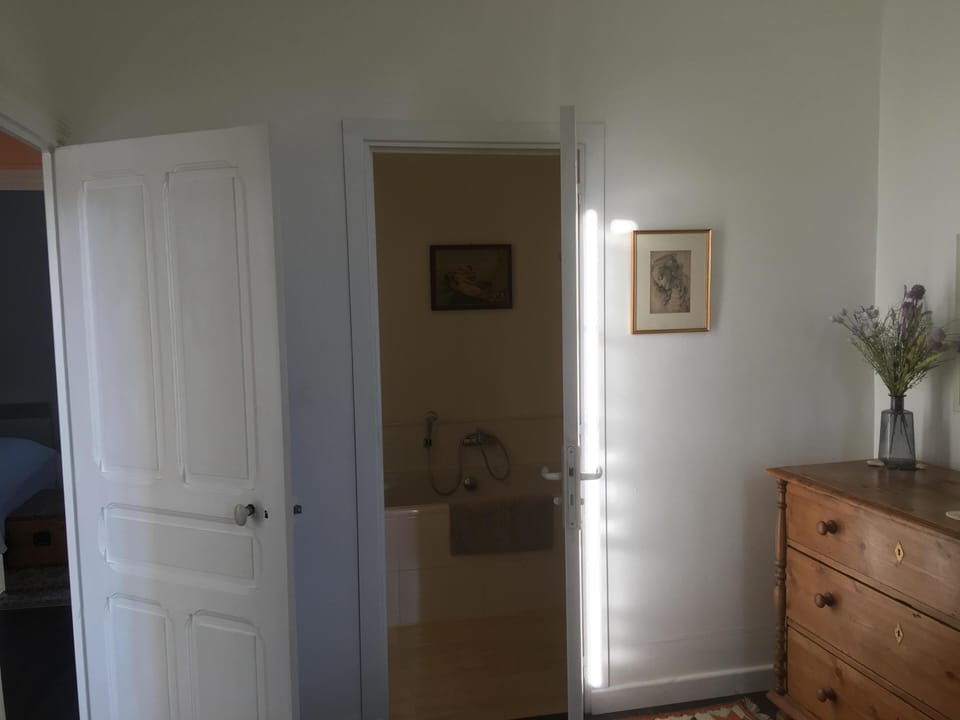 Bed 1 ensuite bathroom