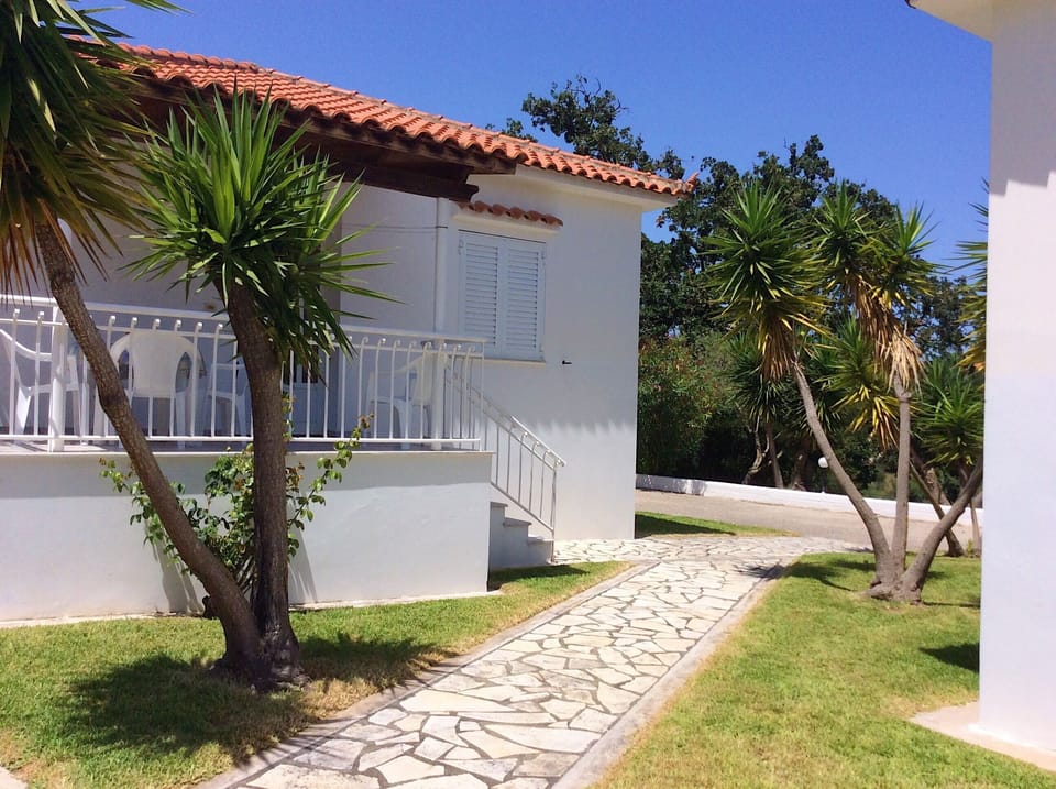2 bedroom bungalow Kefalonia: 4 bungalows on a spacious green territory
