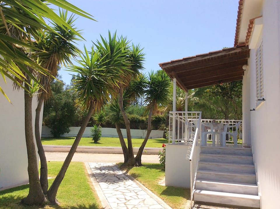 2 bedroom bungalow Kefalonia: 4 bungalows on a spacious green territory