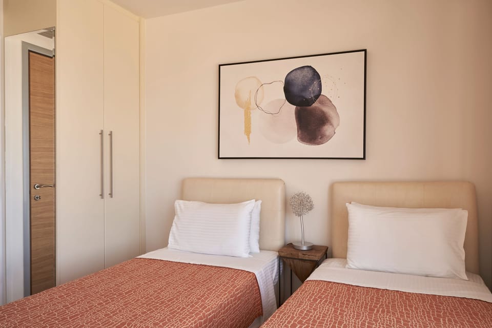 Bedroom with 2 single beds