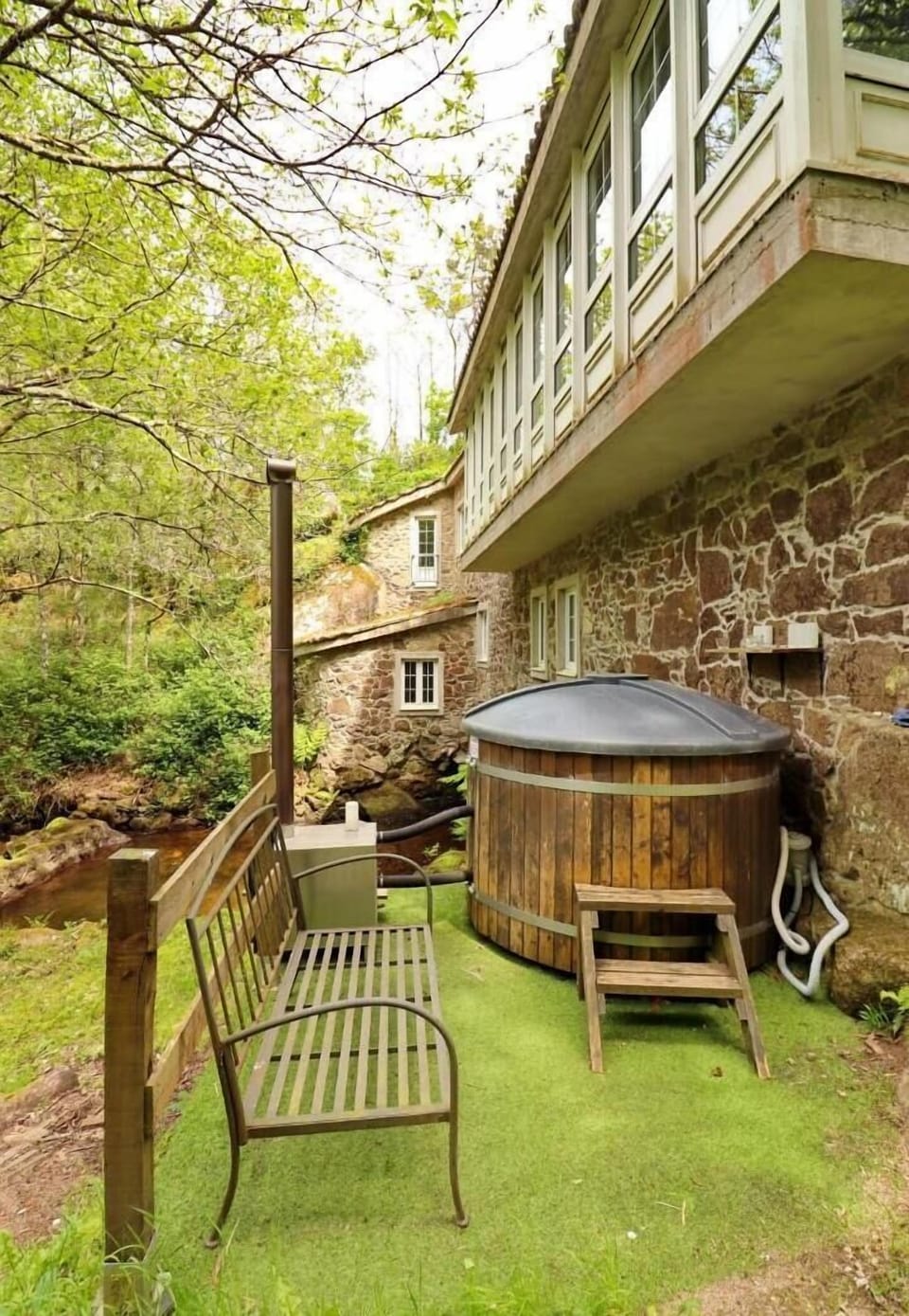 Outdoor spa tub