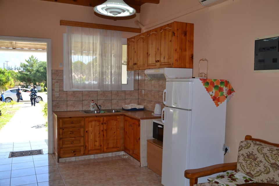 Nr.5 bungalow Kefalonia, kitchen: compact oven,stove, sink,full size fridge