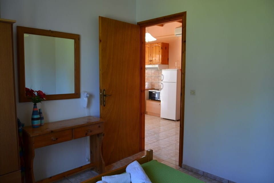 2 bedroom bungalow Kefalonia: another the bedroom offers a double bed. Bungalow5