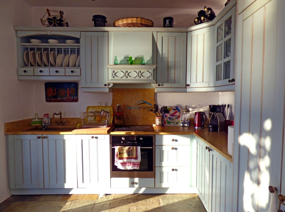 The fully quipped kitchen