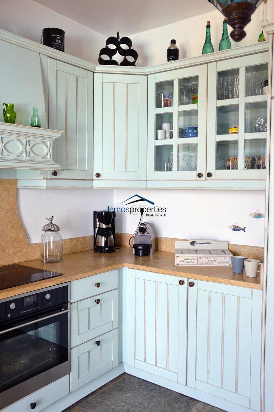The fully equipped kitchen