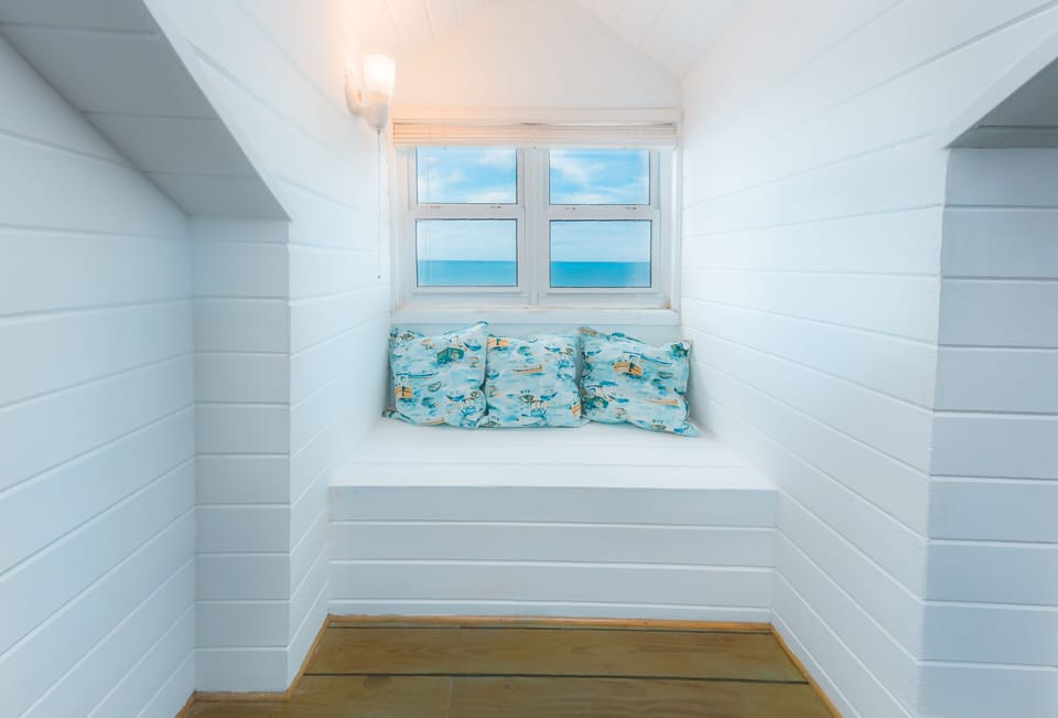 Reading knook with views of the ocean