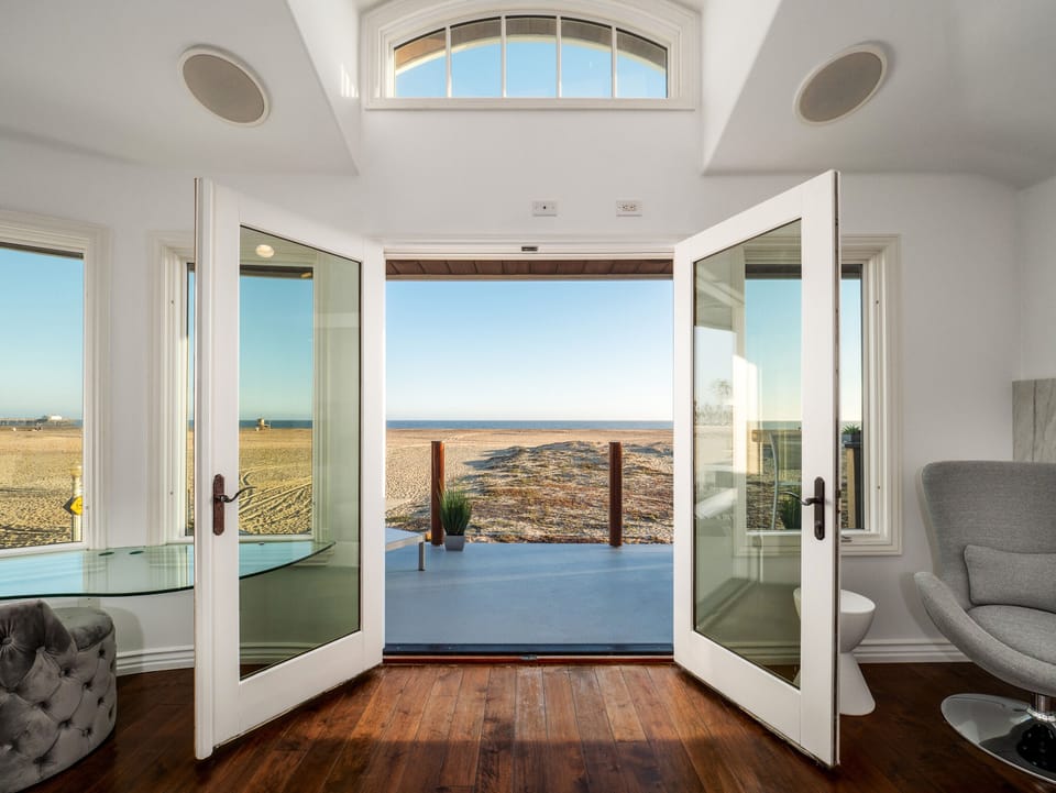 Beautiful vaulted ceiling master w/stunning views of the ocean,beach&boardwalk  