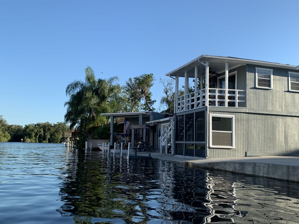 You can’t get closer to freedom! No wake, prime location (attractions/restaurant
