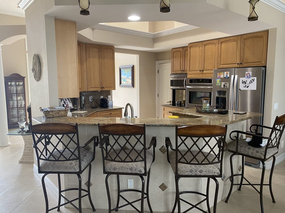 Kitchen, bar area, full walk in pantry.