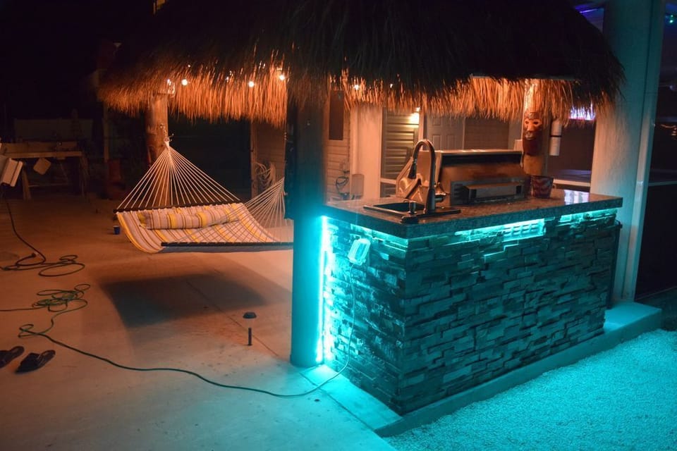Barbecue Tiki at night 