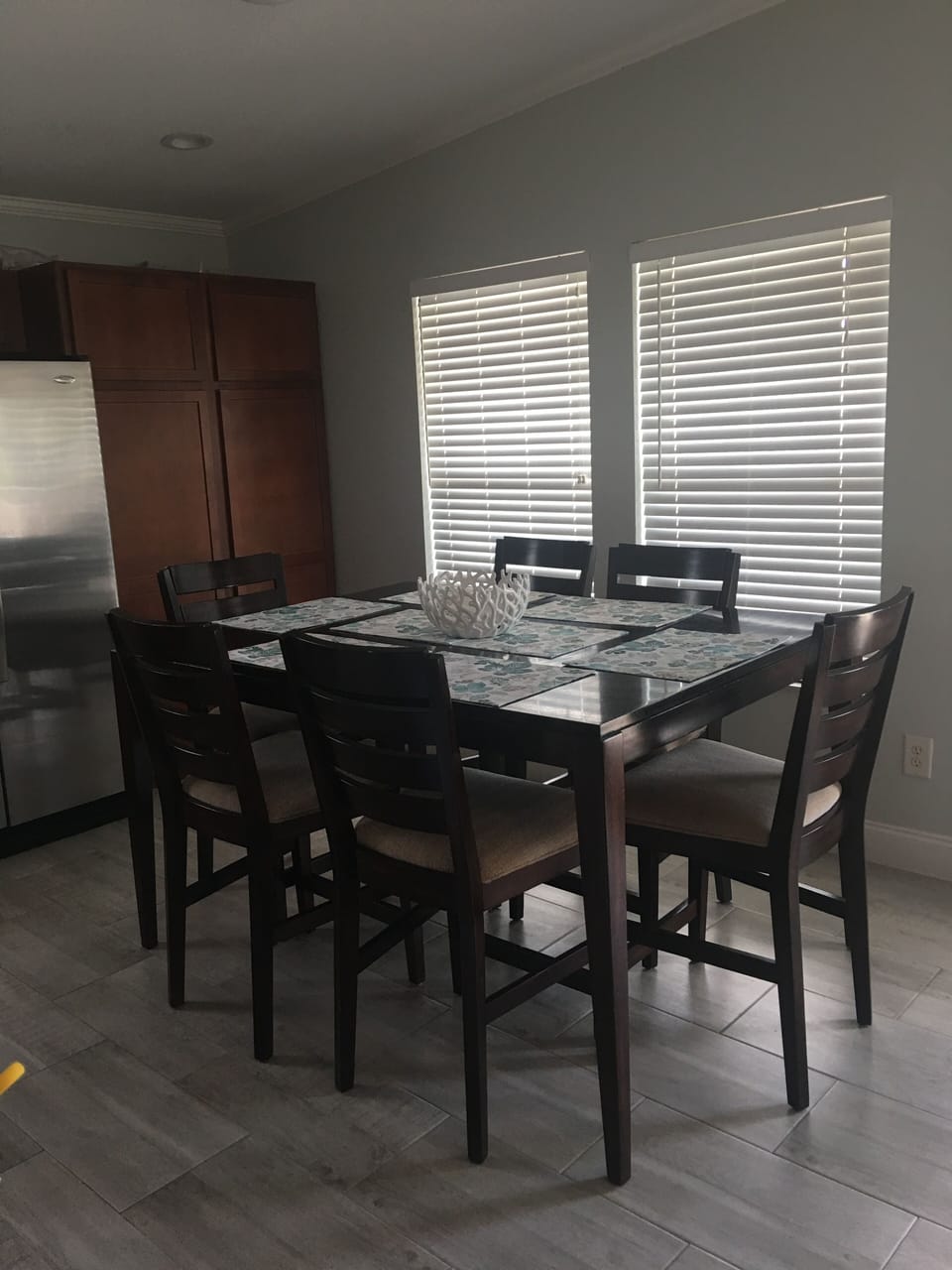 Dining room accommodates 6 people