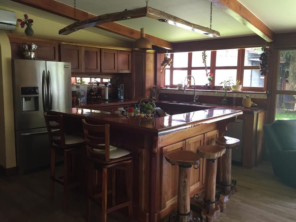 Gorgeous kitchen with counter/bar seating for 5-6