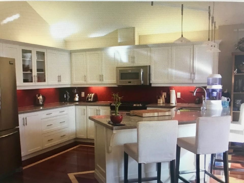Fully renovated and equipped kitchen with touch water tap and new appliances 