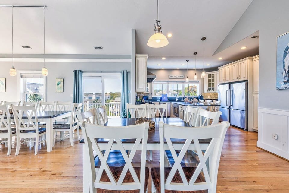 Top-Level Dining Room with Additional Table (seats 8)