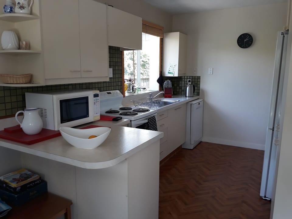 Fully fitted kitchen, fridge freezer, microwave dishwasher, oven - all you need