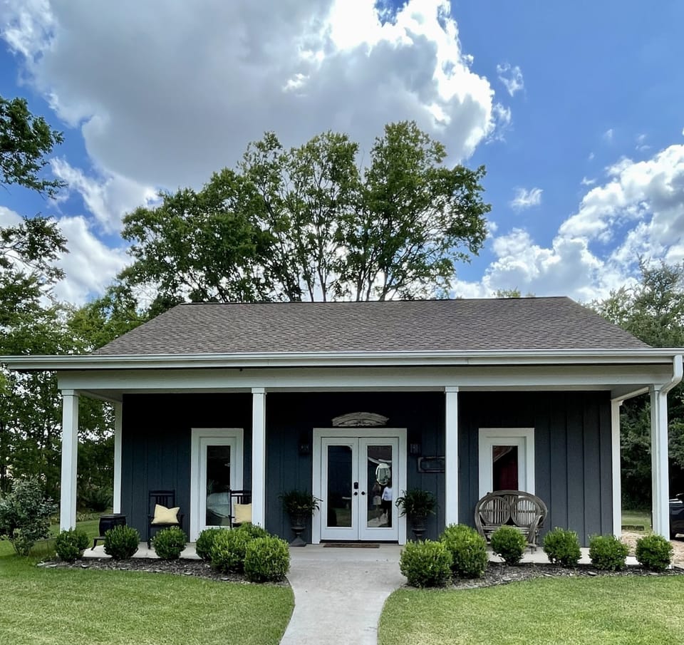 Charming in town Carmine cottage located across from the park