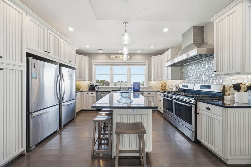 Top-Level Kitchen with Bar (seats 4)