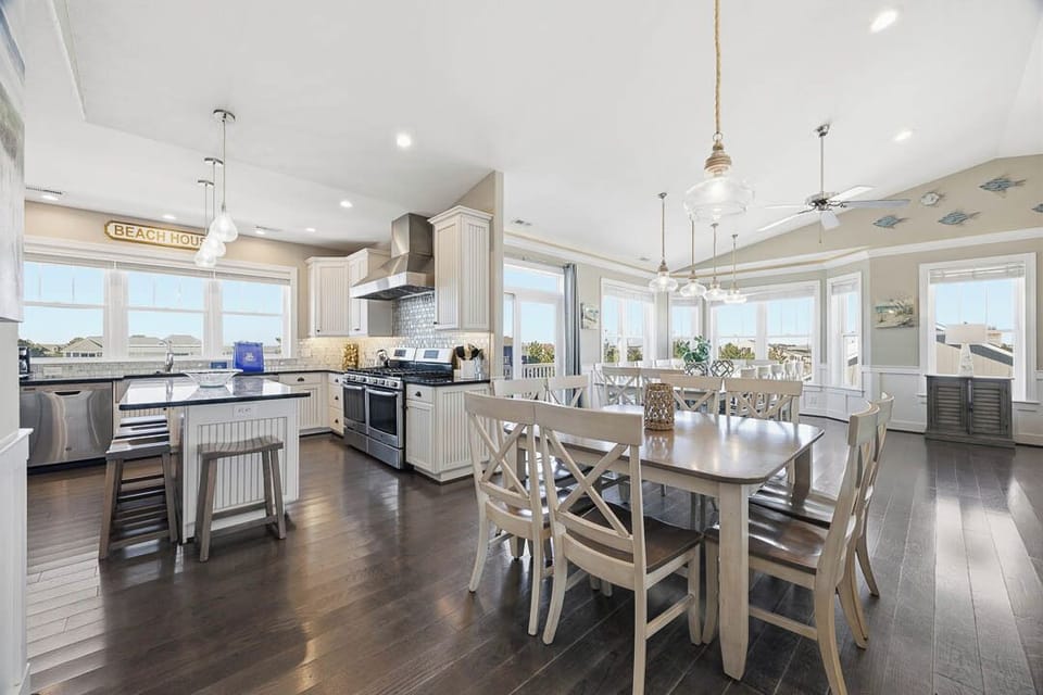 Top-Level Dining Room with Additional Table (seats 8)