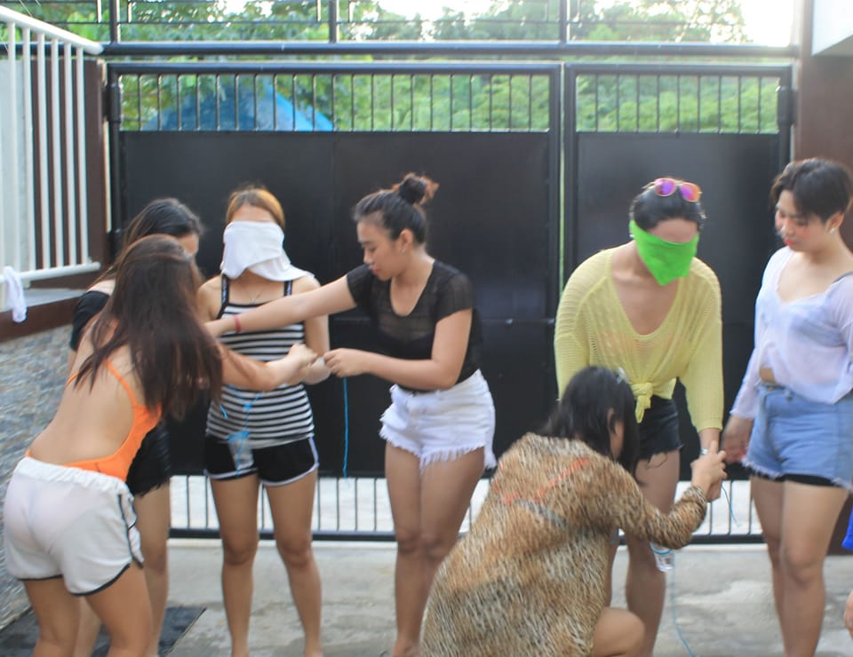 Excellent teamwork promotes camaraderie in the workplace.