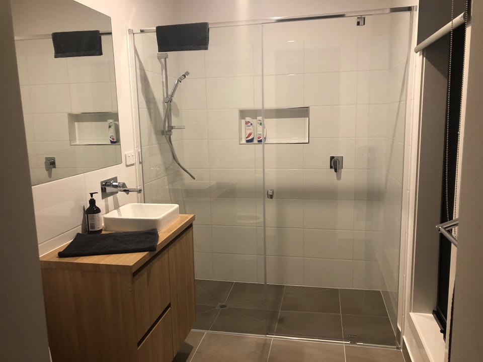 Great sized ensuite including 2nd toilet