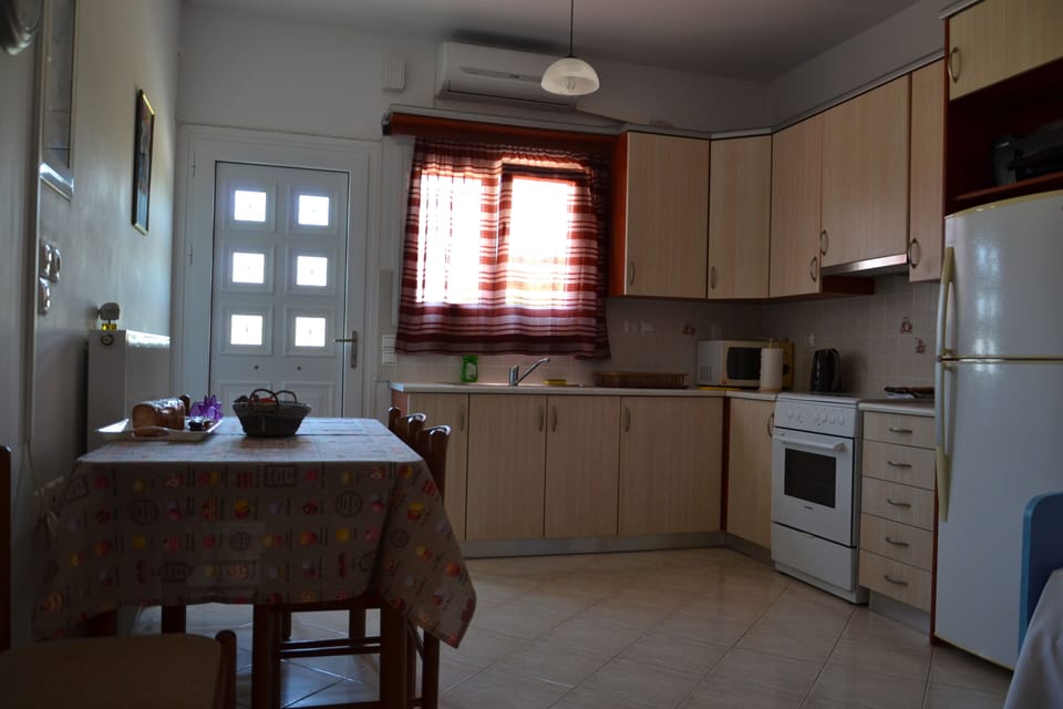 The living room offers a kitchen area, dining table, 2 sofas and coffee table